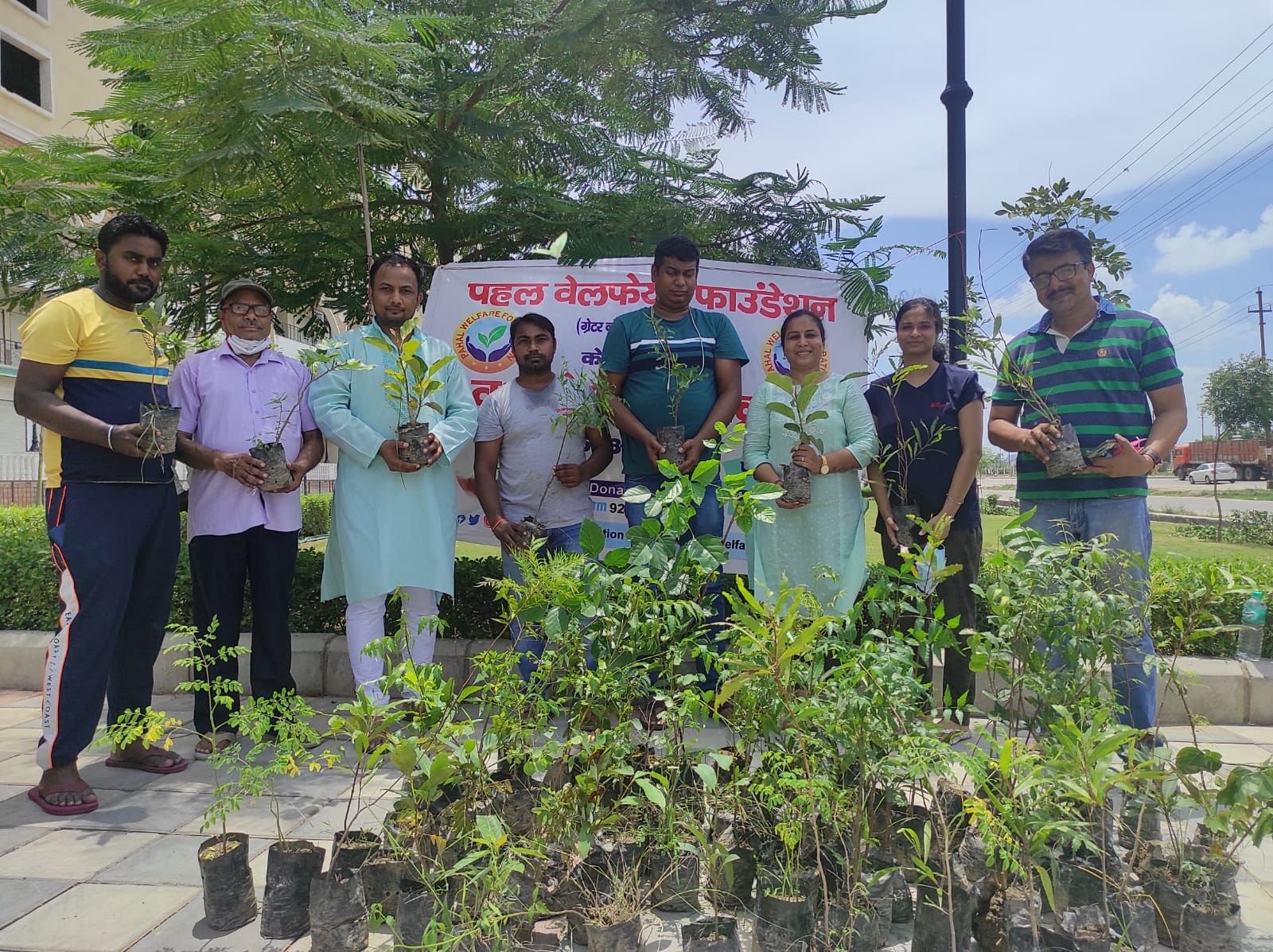 Sapling distribution with volunteers (2021)